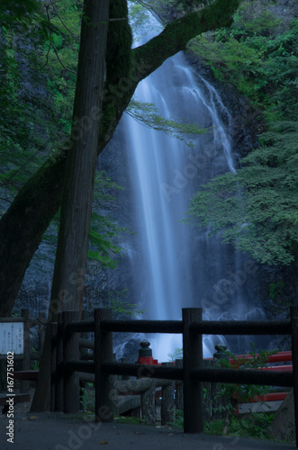 夕暮れの滝