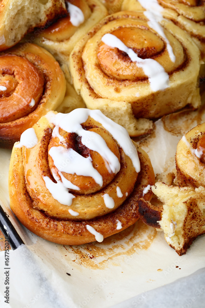 Fototapeta premium Sweet baked cinnabon with icing