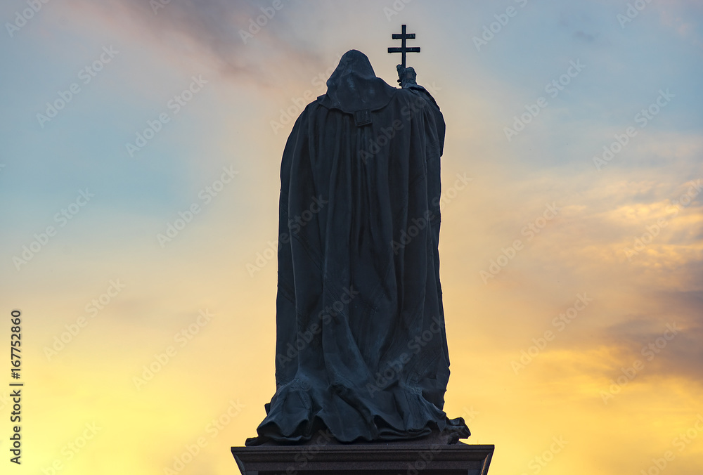 Fototapeta premium Silhouette of a monk, monument in Moscow