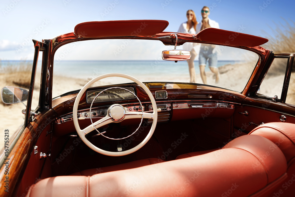 Naklejka premium old car and two lovers 
