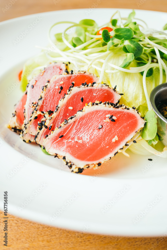 Raw fresh tuna salad Raw fresh tuna salad