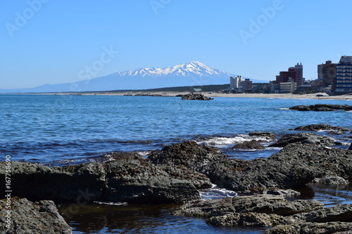 鳥海山（出羽富士）／ 山形県の最高峰、標高2,236mの鳥海山（ちょうかいさん）です。日本百名山、日本百景、日本の地質百選に選定されている活火山で、山頂に雪が積もった姿が富士山にそっくりなため、出羽富士（でわふじ）と呼ばれ親しまれています。 photo