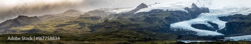 Spektakuläre Landschaft von Islands Südküste mit den Gletschern Fjällsarlon und Jökulsárlón des Vatnajökull