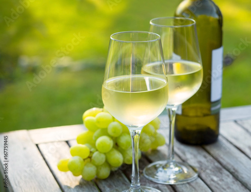 Weißwein, Trauben, Weinflasche