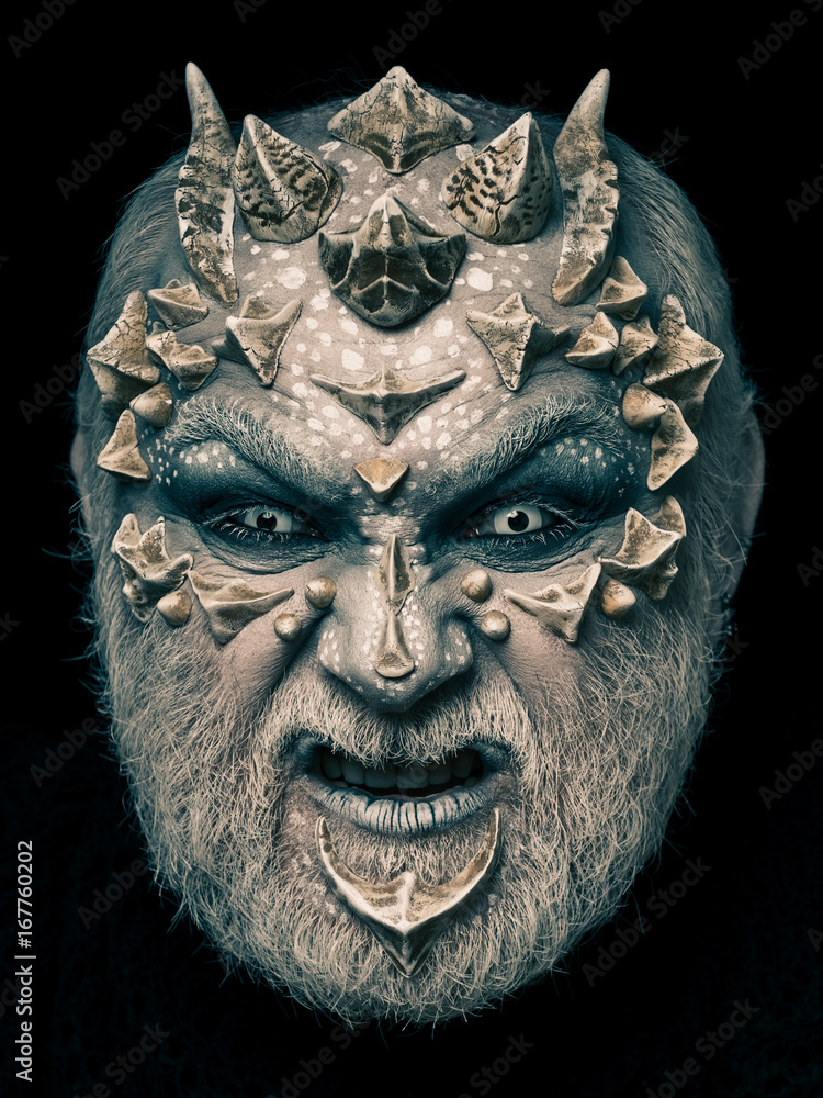 Fototapeta premium Kosmiczny lub gadzi makijaż z ostrymi cierniami i brodawkami