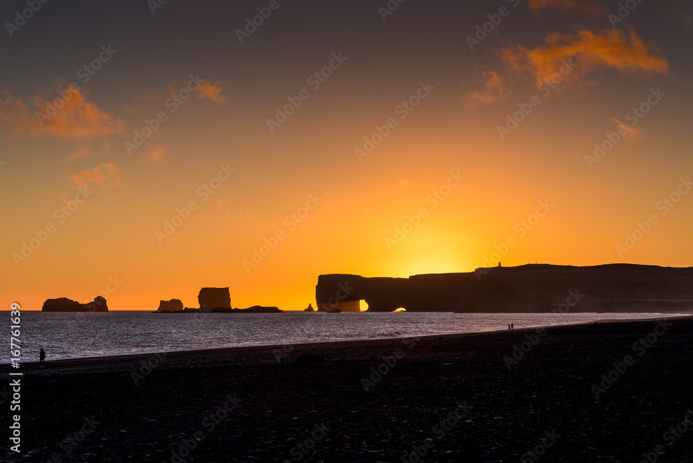 Sonnenuntergang über dem Felsentor am Kap Dyrhólaey