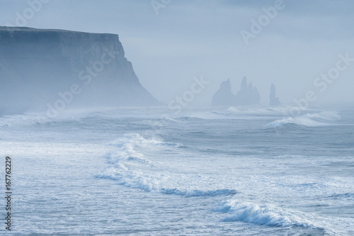 Strand von Reynisfjara mit den Felsennadeln Reynisdrangar im Nebel, Island