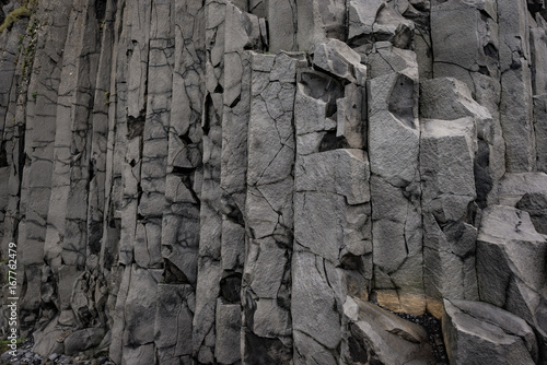 Basalt-Säulen in der Hálsanefshellir Höhle am Strand von Reynisfjara, Vik, Island