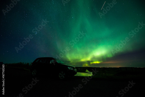 Nordlicht über Auto in Südisland photo