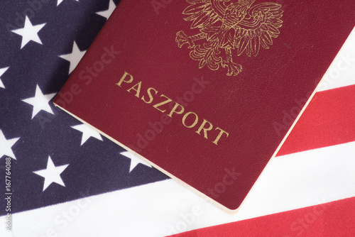 Foto Ein polnischer Reisepass und die Flagge der USA