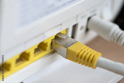 Ein DSL WLAN Router und ein Netzwerkkabel