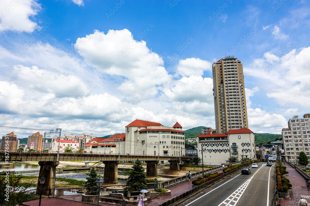 Obraz premium 武庫川と宝塚大劇場