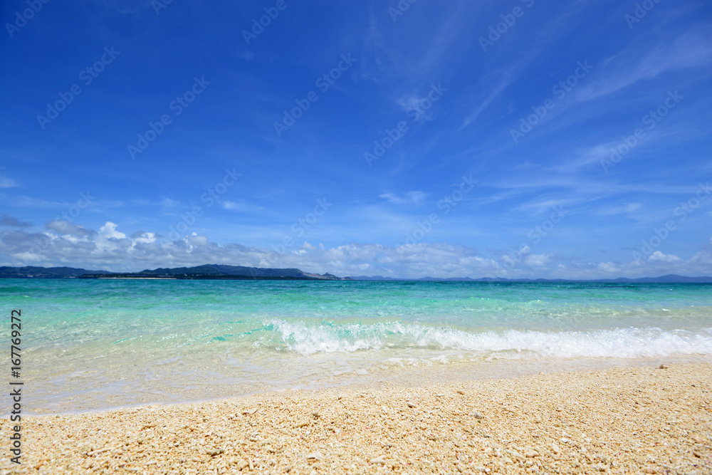 美しい沖縄のビーチと夏空