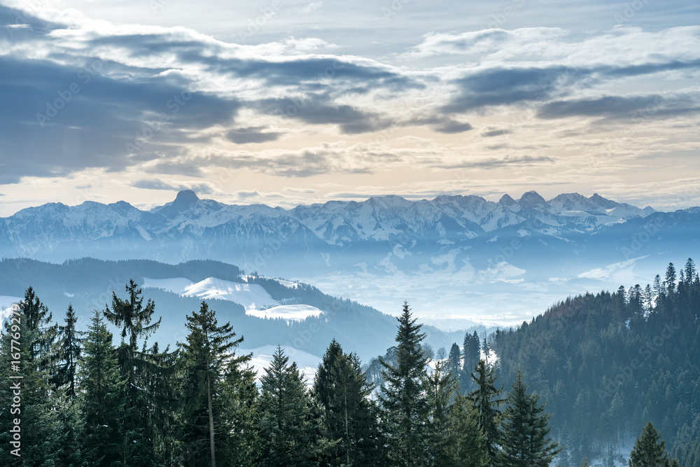 Aussicht auf die Berner Alpen vom Aebersold, Linden, Schweiz