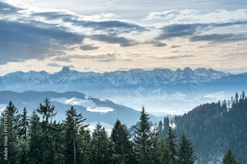 Fototapeta Naklejka Na Ścianę i Meble -  Aussicht auf die Berner Alpen vom Aebersold, Linden, Schweiz