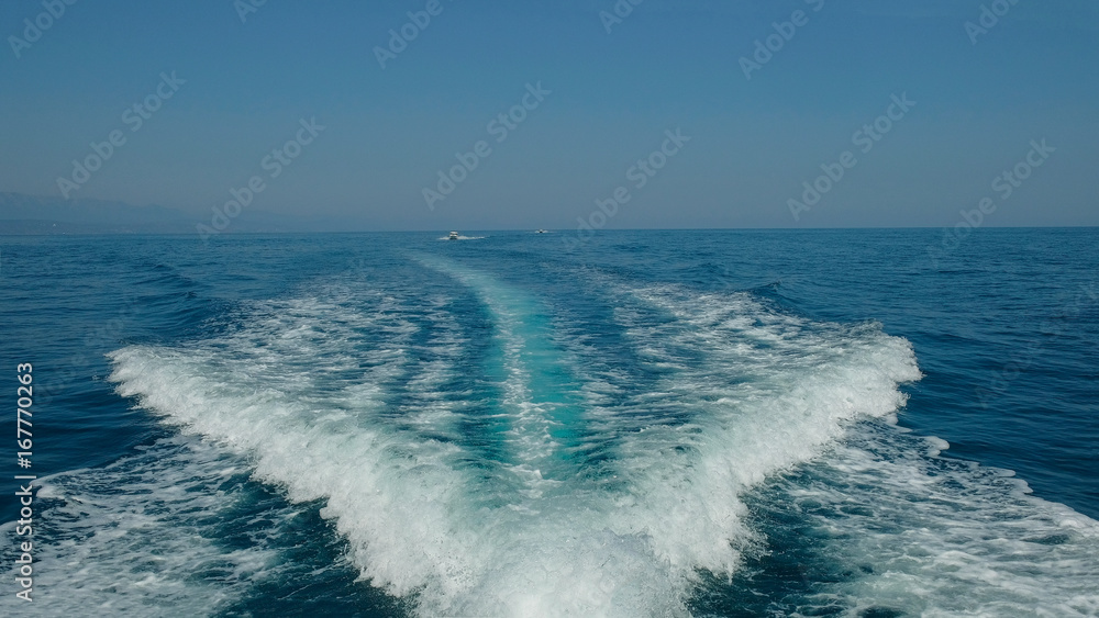 Fototapeta premium blue ocean water with white waves with the sky