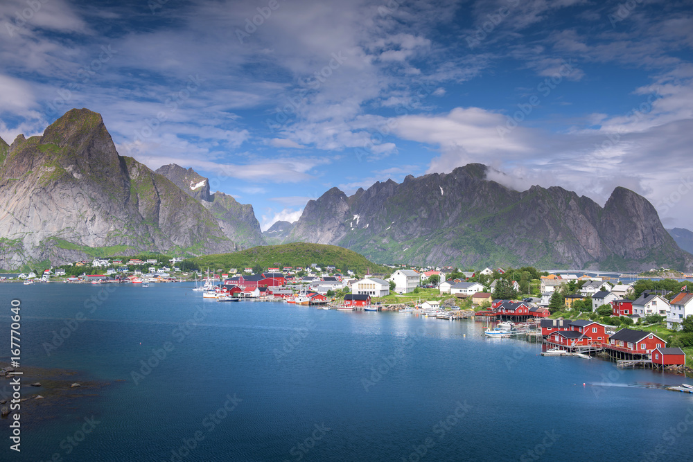 Obraz premium Beautiful Reine village in Lofoten, Norway