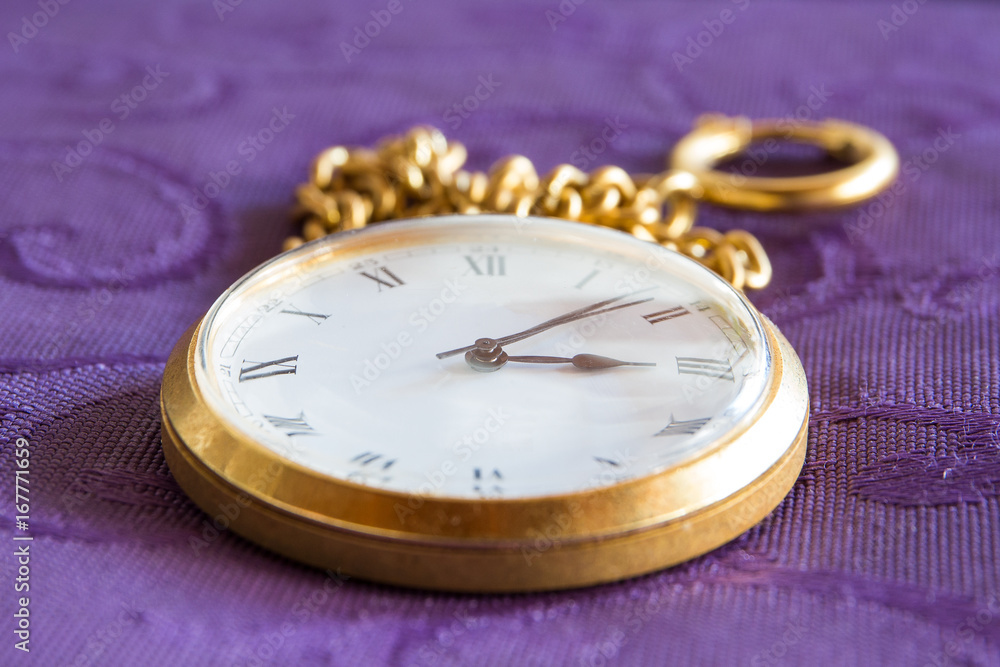 Goldene Taschenuhr mit Kette Goldene Taschenuhr mit Kette