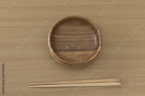 木製のテーブルと食器