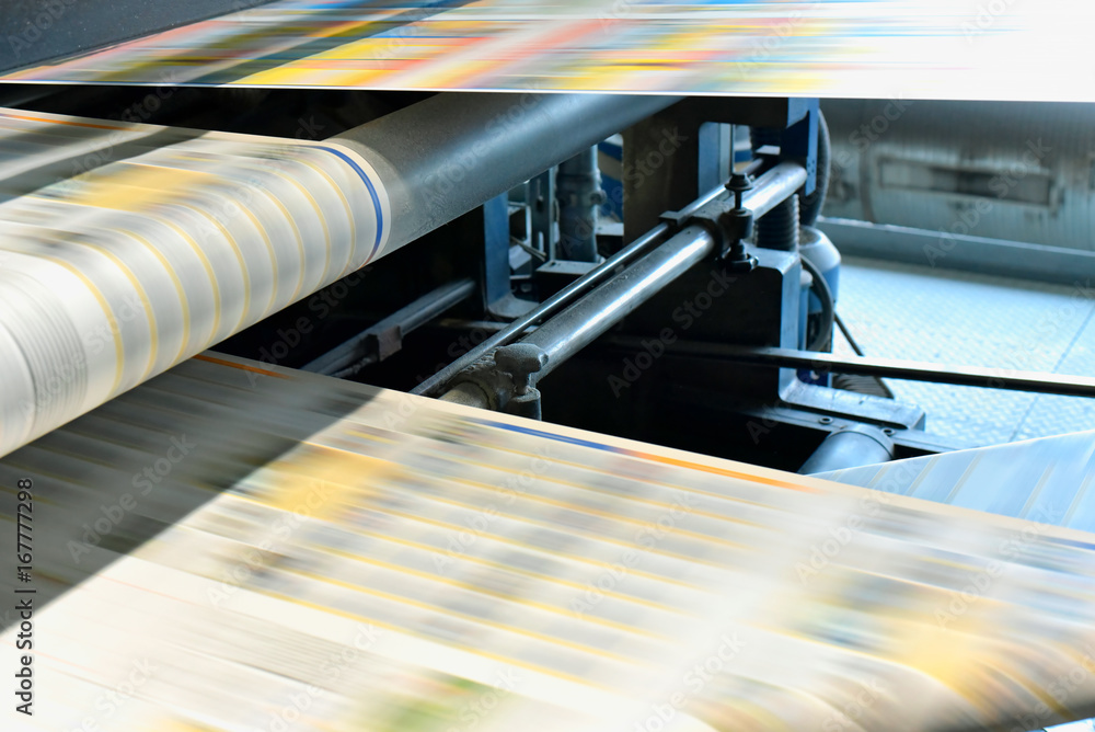 Zeitungsdruck mit einer Rollenoffsetmaschine in einer Großdruckerei ...
