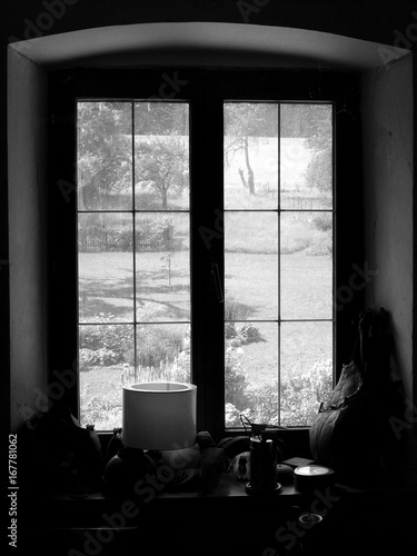 Blick aus dem alten Fenster des Bauernhaus in den schön angelegten Garten im Pfaffenwinkel in Rudersau bei Rottenbuch im Kreis Weilheim-Schongtau in Oberbayern, fotografiert in klassischem Schwarzweiß photo