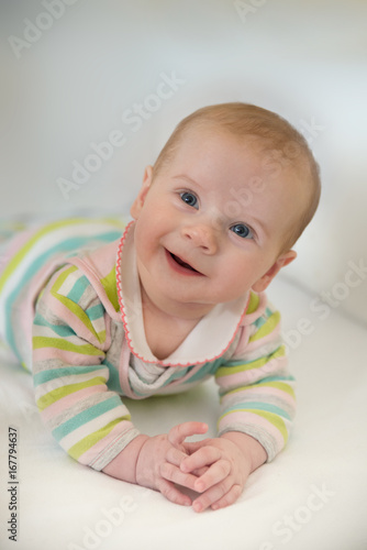 Mały uśmiechnięty niemowlak