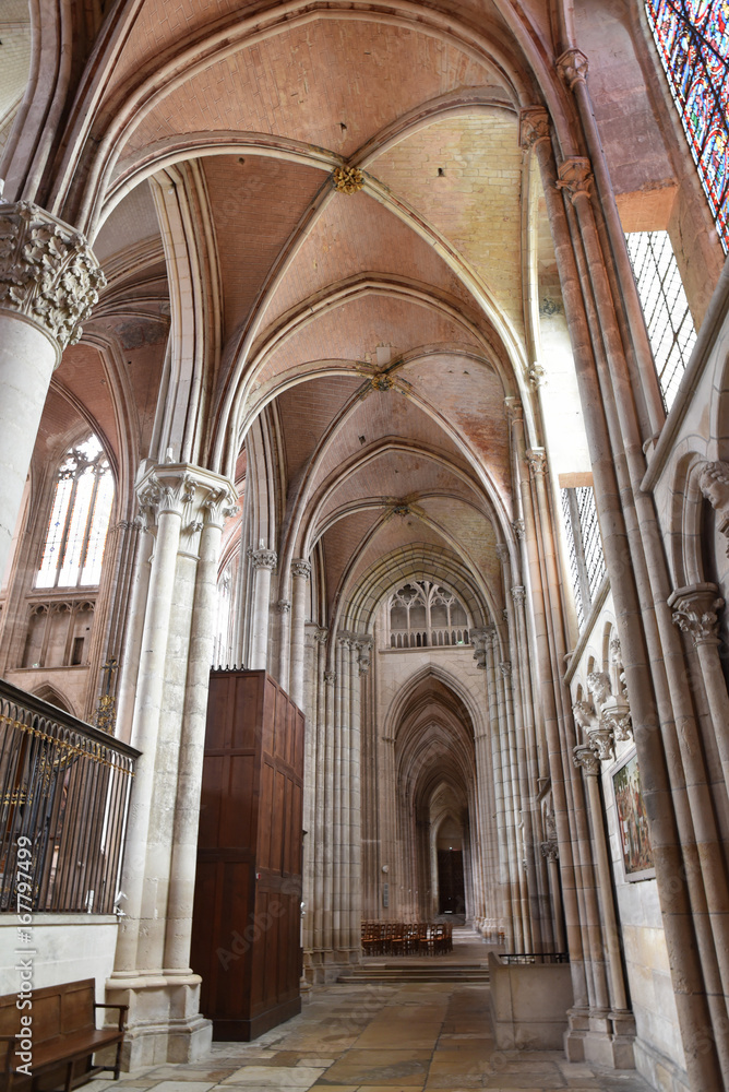 Nef gothique de la cathédrale d'Auxerre en Bourgogne, France