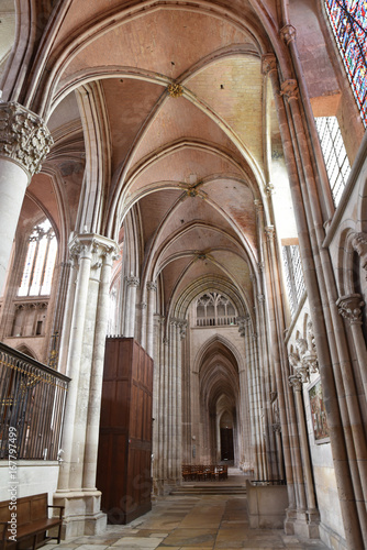 Nef gothique de la cath  drale d Auxerre en Bourgogne  France