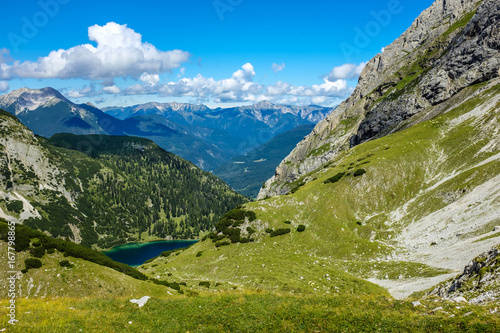 Alpenpanorama mit Bergsee