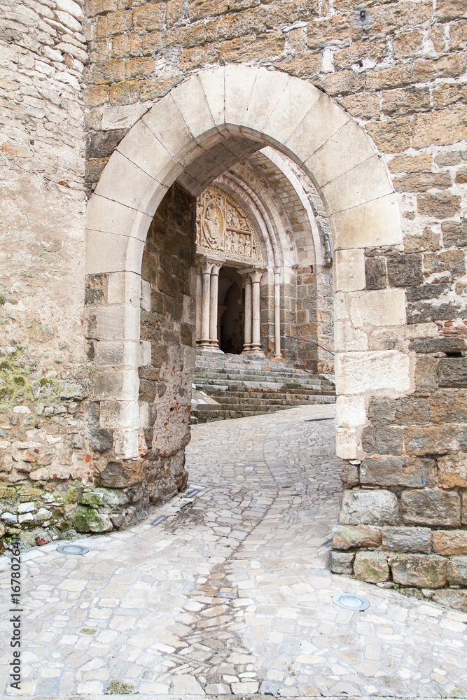 Carennac Portail d'entrée du château des doyens et de l'église saint Pierre. Lot. Occitanie