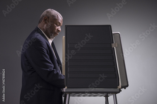 Quadro em tela Portrait of a black man standing in a voting booth