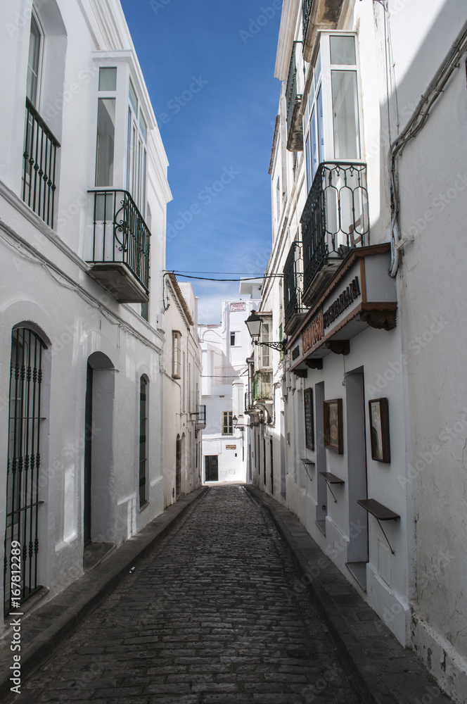Spagna: le case bianche nei vicoli della città vecchia di Tarifa, mix di culture sulla costa più a sud della Spagna di fronte allo stretto di Gibilterra e al Marocco
