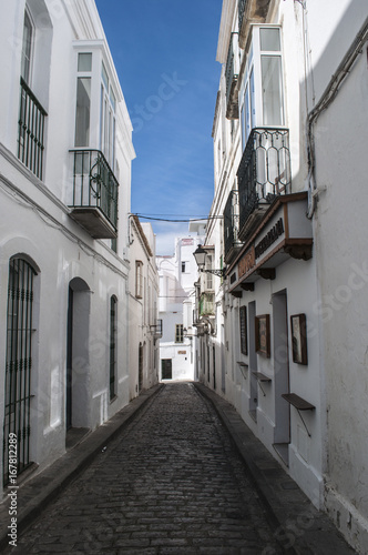 Spagna  le case bianche nei vicoli della citt   vecchia di Tarifa  mix di culture sulla costa pi   a sud della Spagna di fronte allo stretto di Gibilterra e al Marocco