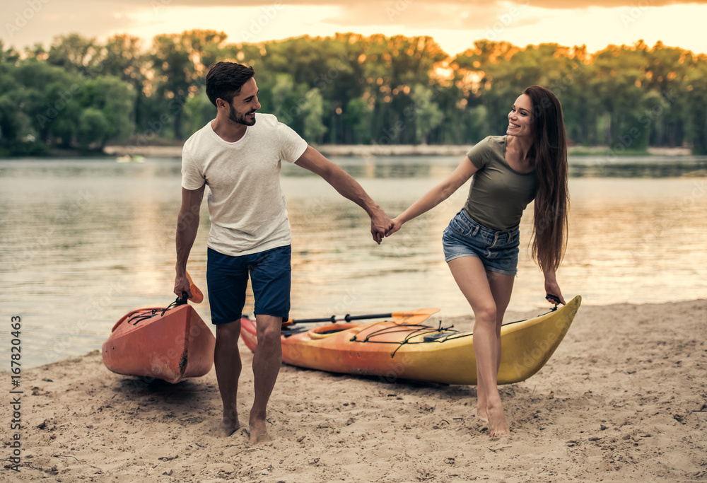 Obraz premium Couple travelling by kayak