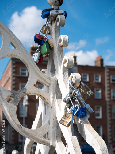 Canvas Print Halfpenny bridge lockers in Dublin, Ireland
