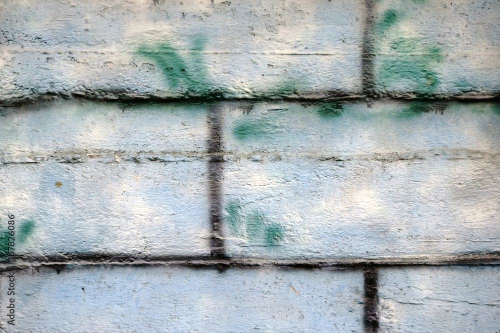 Helle Mauersteine / Das Detail und die Nahaufnahme einer Mauer aus weißen Ziegelsteinen mit Farbflecken und Farbspritzern. Helle Mauersteine / Das Detail und die Nahaufnahme einer Mauer aus weißen Ziegelsteinen mit Farbflecken und Farbspritzern.