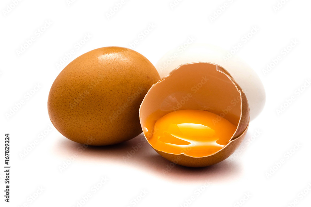 Braunes Ei Hühnerei Eier isoliert freigestellt auf weißen Hintergrund, Freisteller