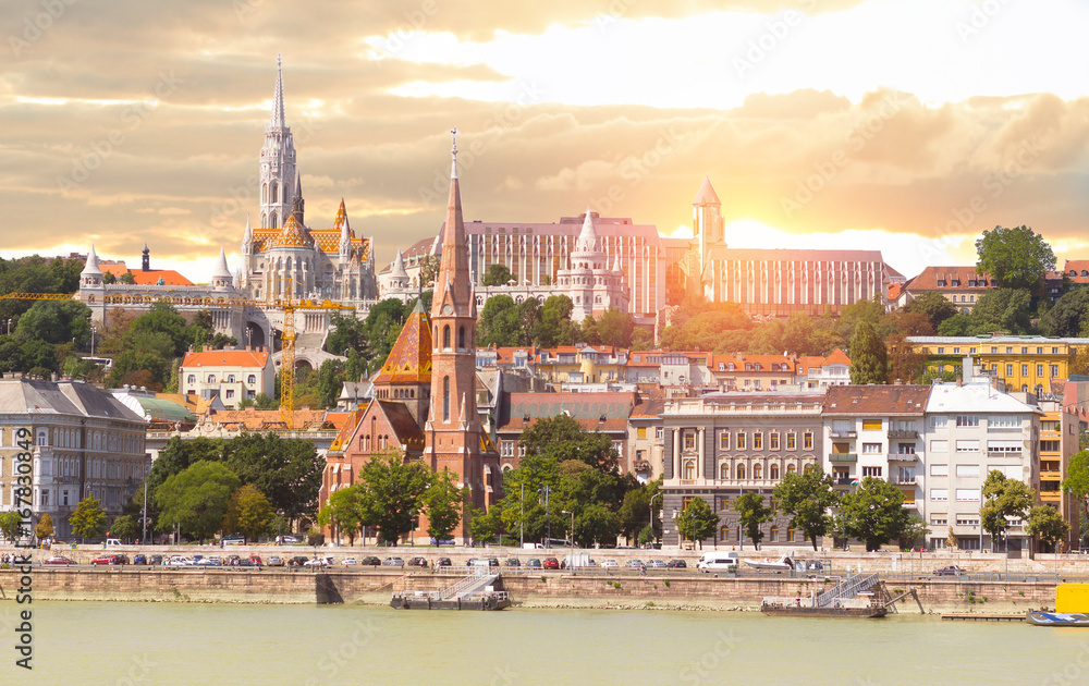Obraz premium zamek bastionu rybaków w Budapeszcie zachód słońca