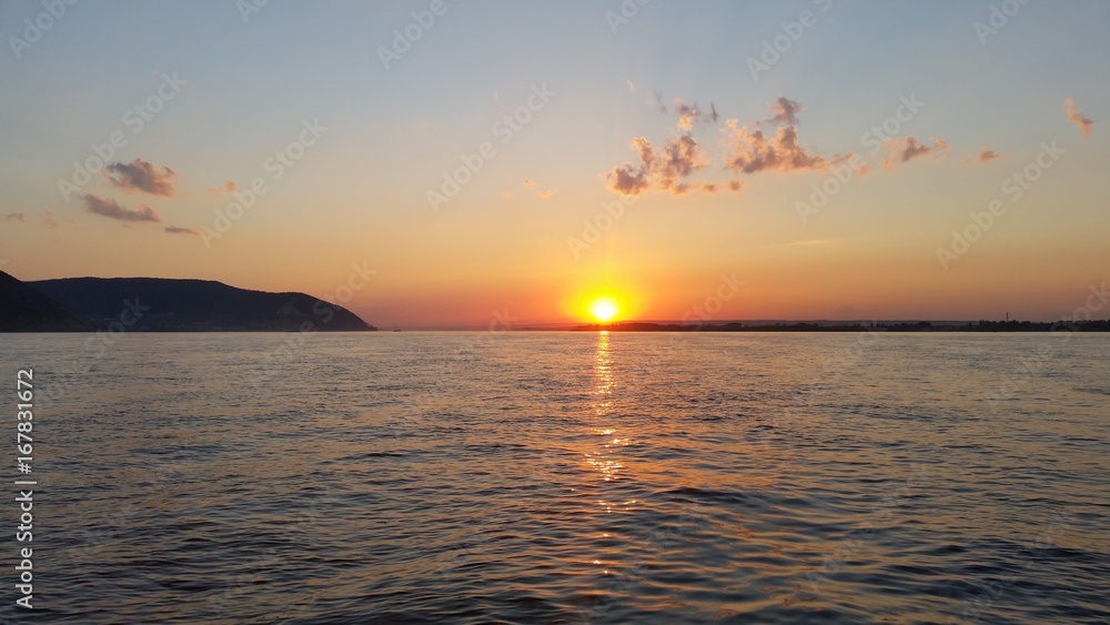 Obraz premium Beautiful sunset sunset on a river with clouds