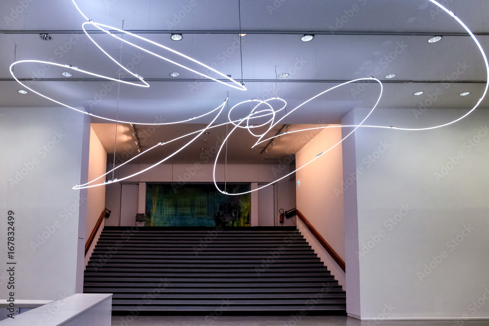 Obraz premium Modern chandelier hanging in hall
