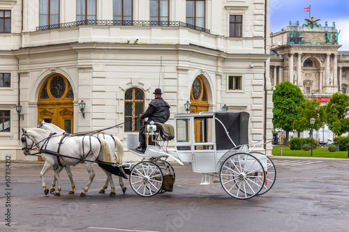 Photo Old carriage touristic attraction in Vienna, Austria