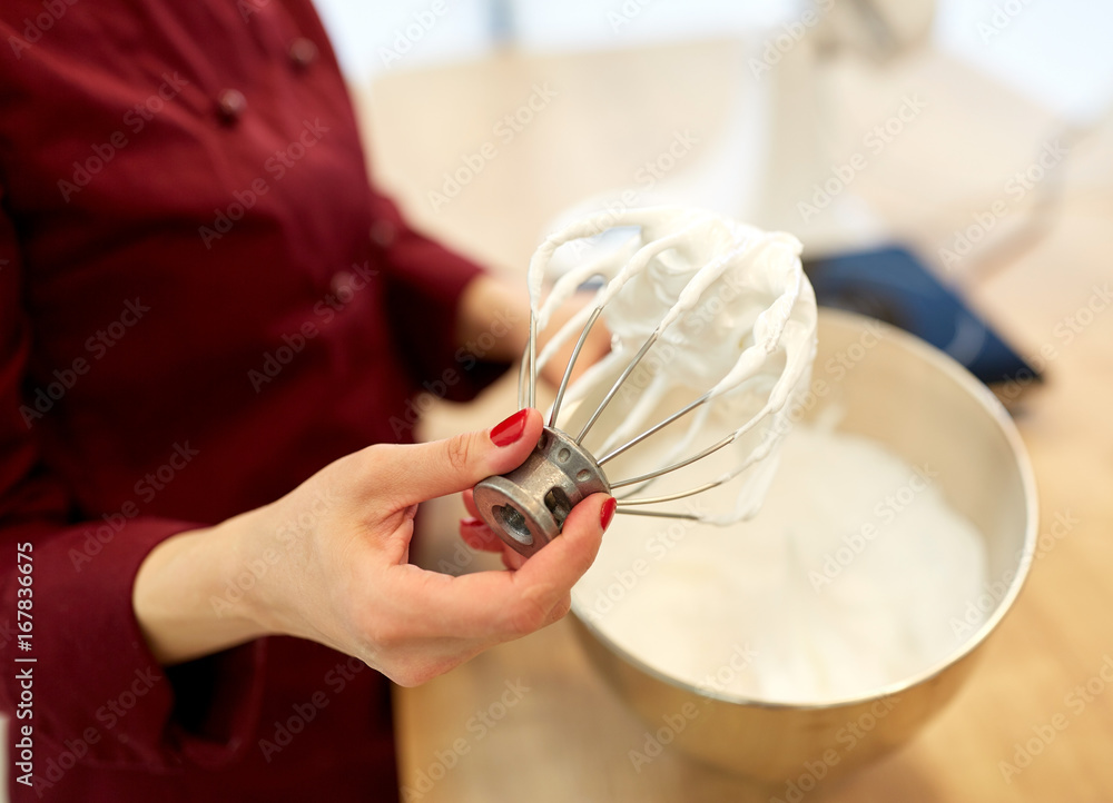 Obraz premium chef with whisk and whipped egg whites at kitchen