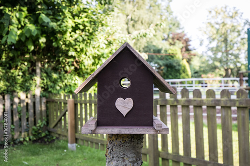 Vogelhaus aus Holz mit Herz © photalo