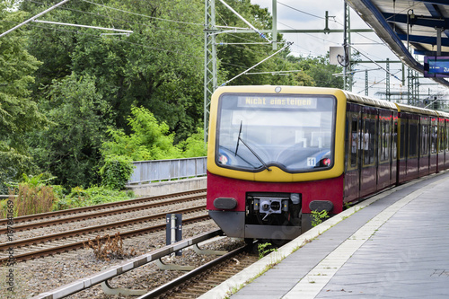 Ein S - Bahn Zug am Bahnsteig eines Berliner Bahnhofes mit der Aufschrift "Nicht einsteigen"