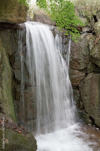 Flusslandschaft mit Wasserfall in gr  ner Natur