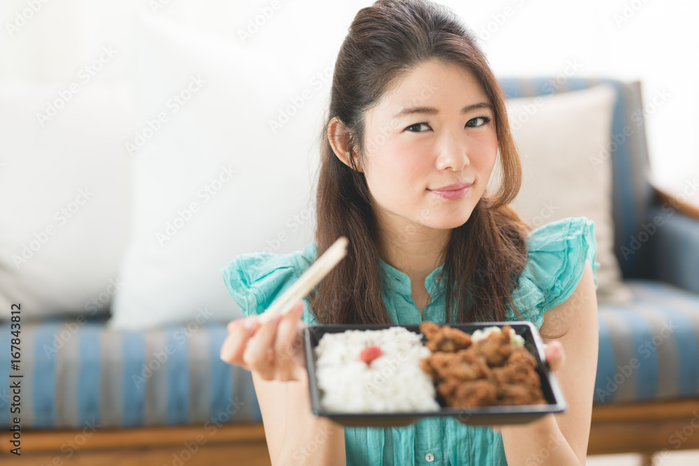 お弁当を食べる女性 お弁当を食べる女性