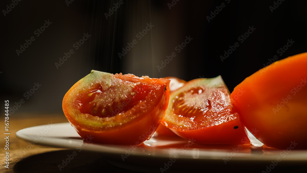 Tomaten auf Teller mit Salz Tomaten auf Teller mit Salz