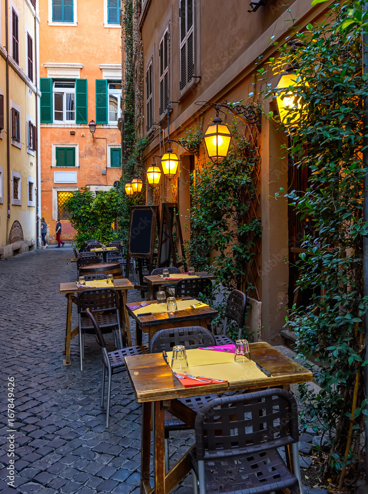 Naklejka premium Widok stara wygodna ulica w Rzym, Włochy