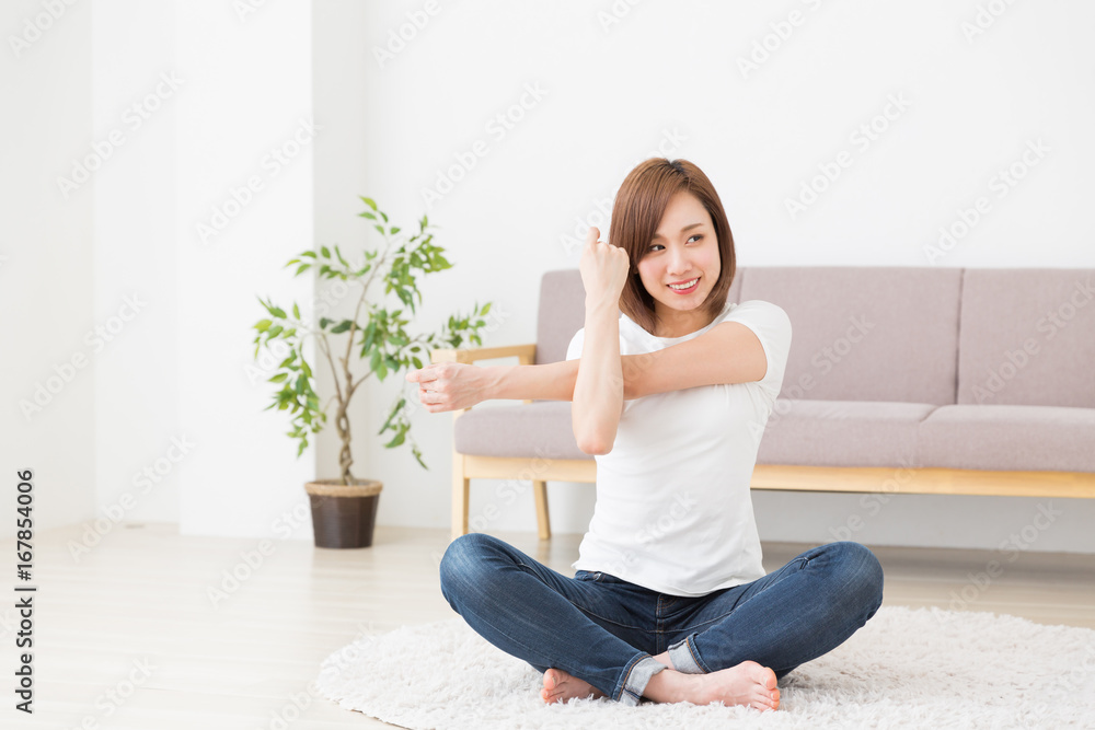 部屋でヨガをする女性 部屋でヨガをする女性