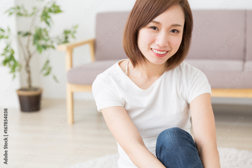 部屋でリラックスする女性